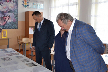 Депутат посетил школы и больницу в Акбулакском районе
